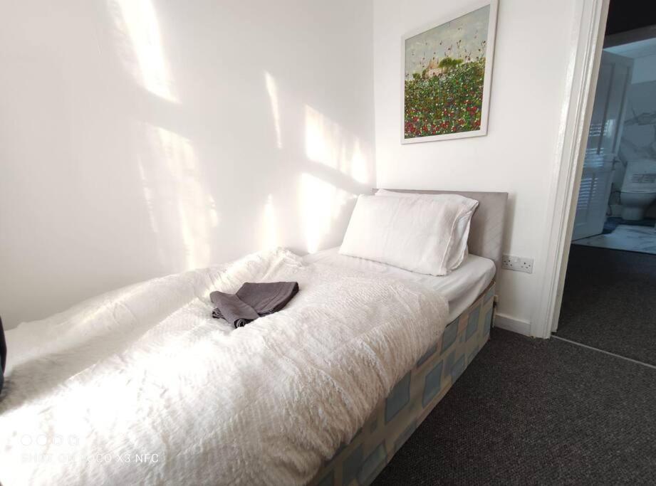 Home In Harrow/Wembley Harrow on the Hill ภายนอก รูปภาพ