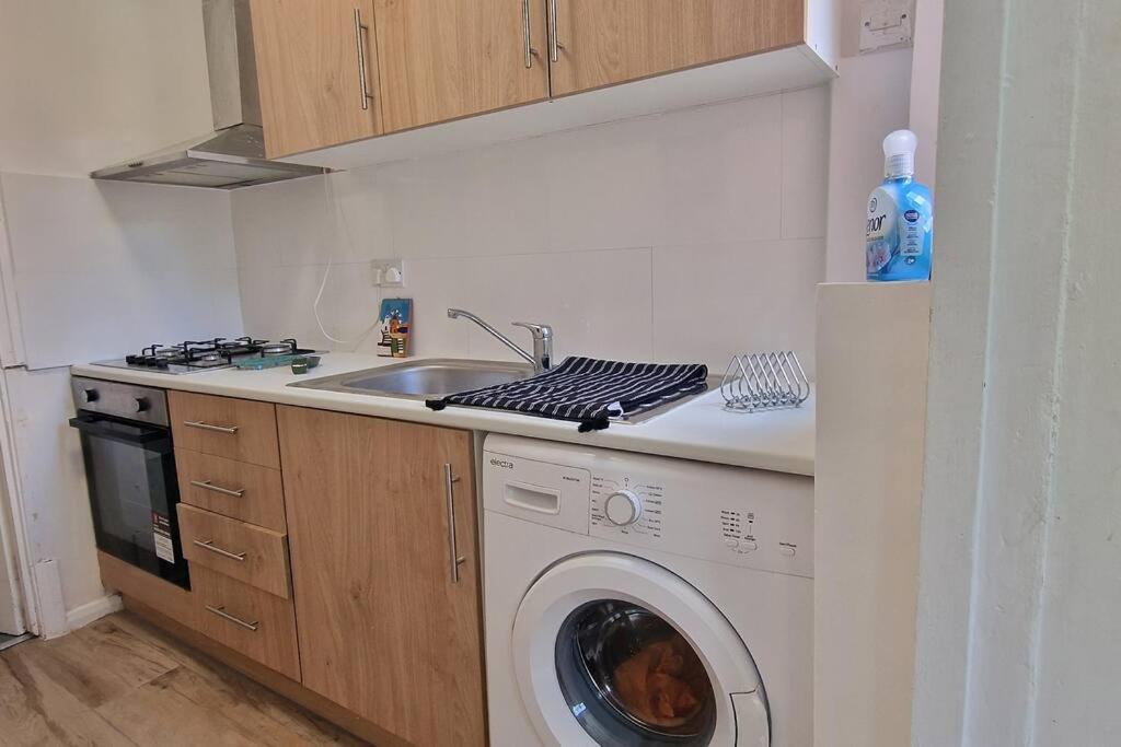 Home In Harrow/Wembley Harrow on the Hill ภายนอก รูปภาพ